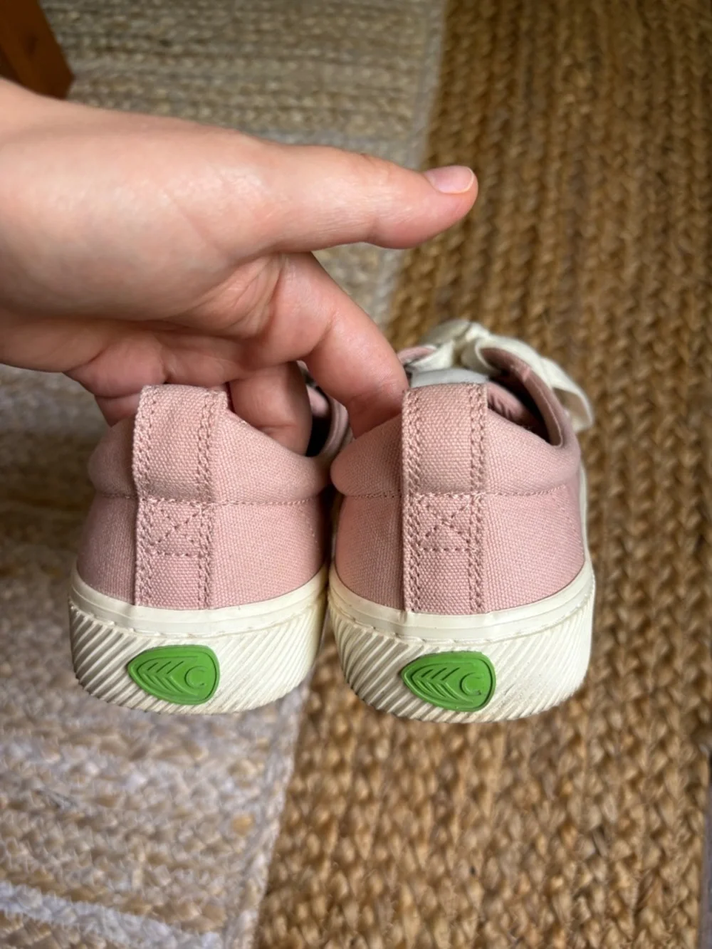 Cariuma rose pink canvas sneakers size women’s 10